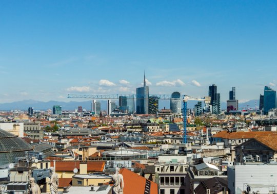 İtalya'da yapı sektöründe yeni gelişmeler: 2026 yılının ilk yarısında fiyatlar %4,9 oranında yükseldi. Yeni konut satışları ilk çeyrekte oldukça canlı bir performans sergiledi (+%8,6 İtalya genelinde). Milano ve Roma en yüksek maliyetli şehirler olarak konumlarını korurken, Bologna hem fiyatlar (+%8,4) hem de işlem hacminde rekor seviyede bir büyüm