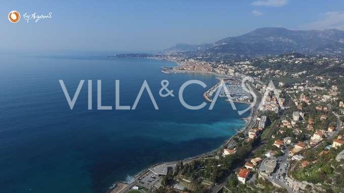 Ventimiglia'da Monaco ve Fransız Rivierası manzaralı bir villa.