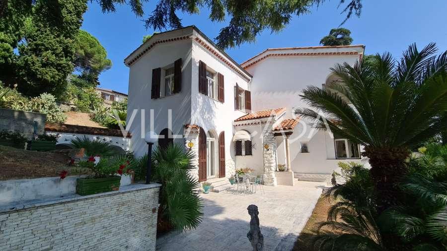 Sanremo'da güzel bir parka sahip villa