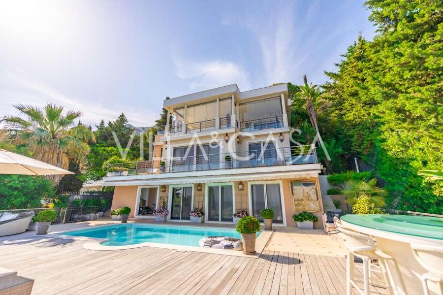 Deniz kenarında bir villa, Roquebrune-Cap-Martin'de.