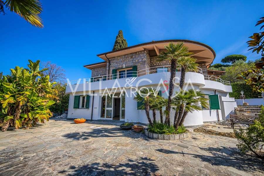 Bordighera'da deniz ve Monako manzaralı villa