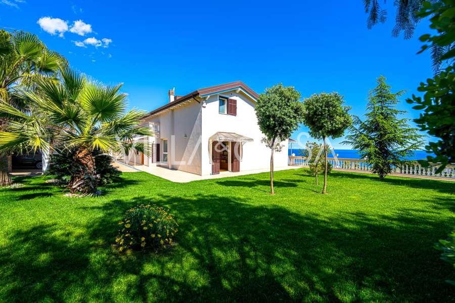 Satılık yeni villa Sanremo'da.