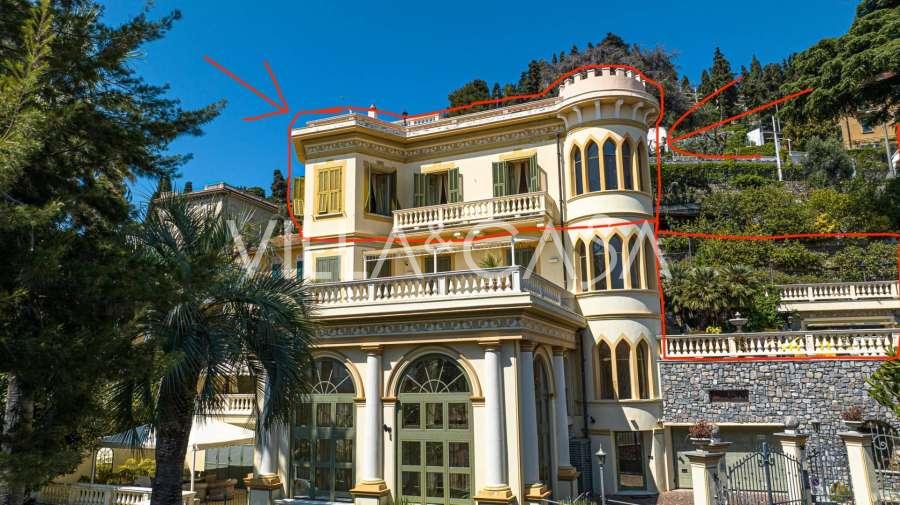 Alassio'da denize yakın bir villa kısmı