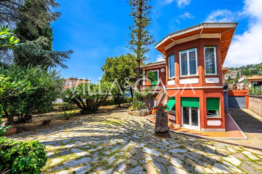 Deniz kenarında 380 metrekarelik bir villa Sanremo'da.