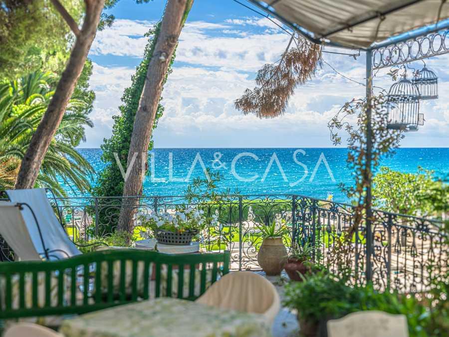 Diano Marina'da plaja açılan lüks villa