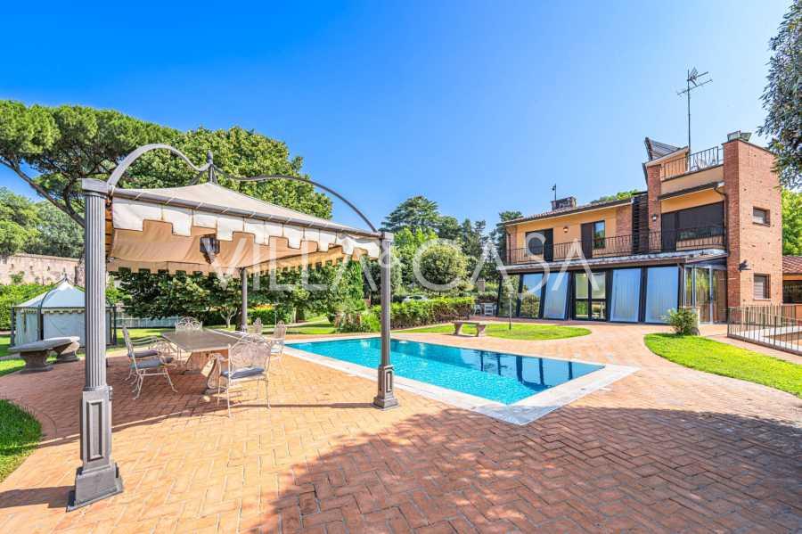 Havuzlu villa, Roma'nın şık bir bölgesinde.