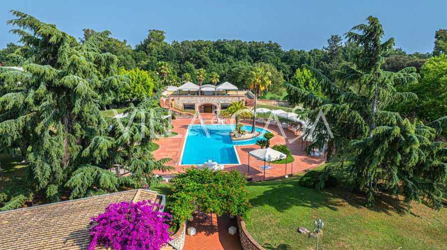 Lüks sınıf bir villa, havuzlu ve park alanlı, Latina'da.