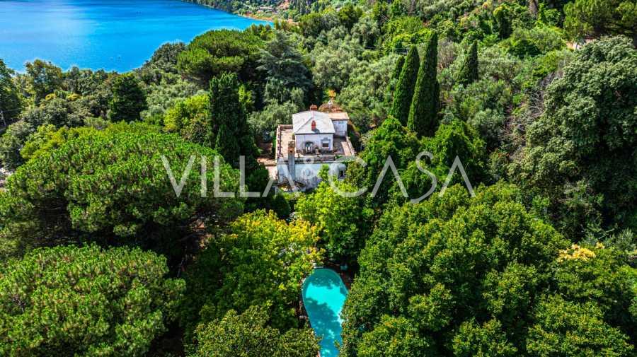 Elit bir villa, Albano Gölü yakınlarında Castel Gandolfo'da.