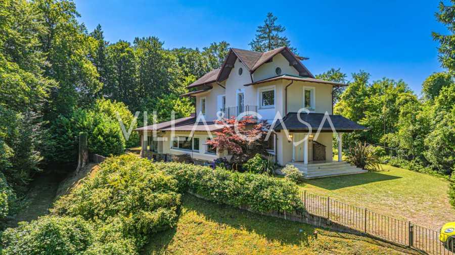 Elit bir villa, Stresa'da Maggiore Gölü yakınında satılıktır.
