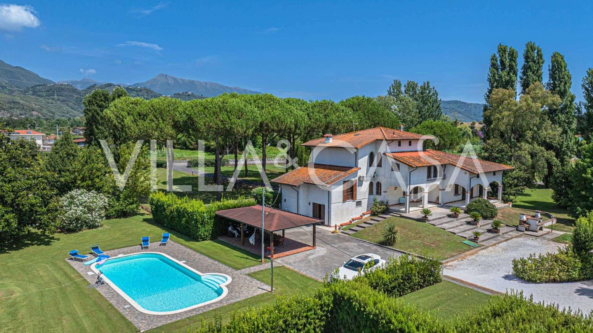 Pietrasanta'da havuzlu villa satılık