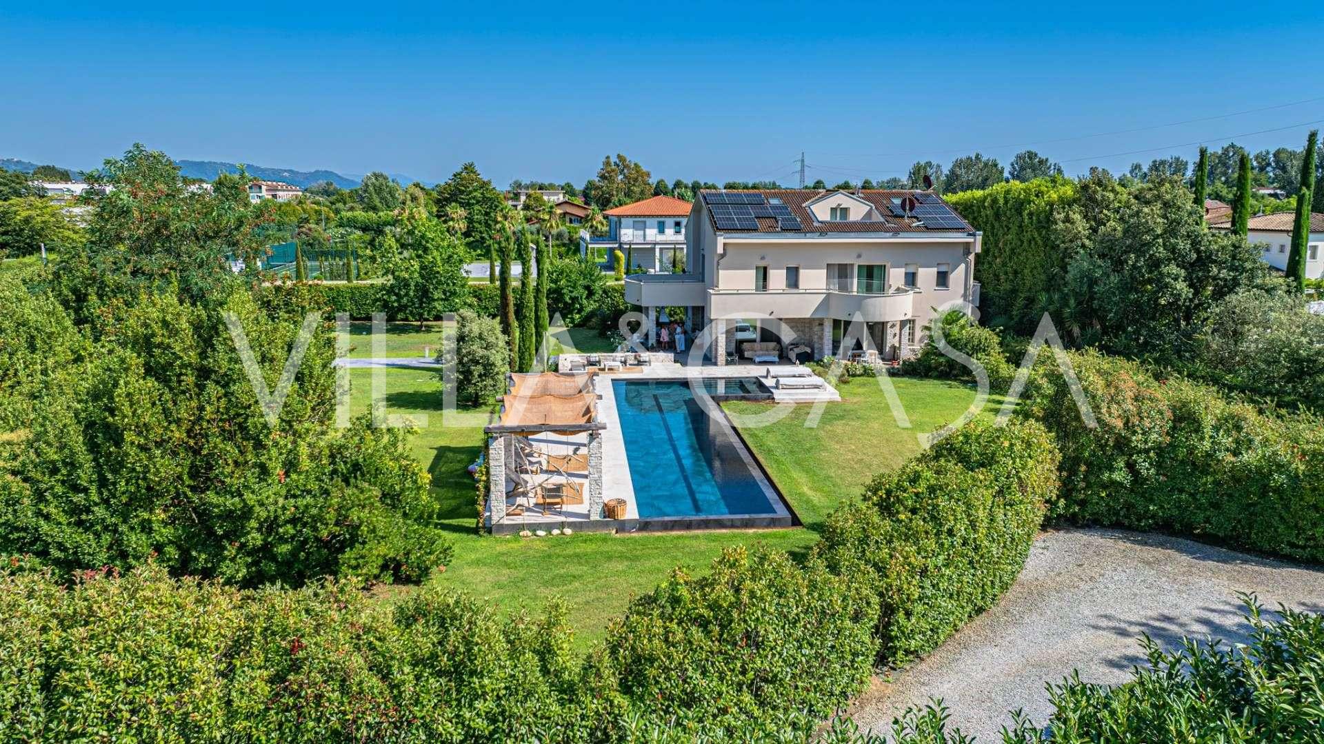 Havuzlu villa Forte dei Marmi'de satılık