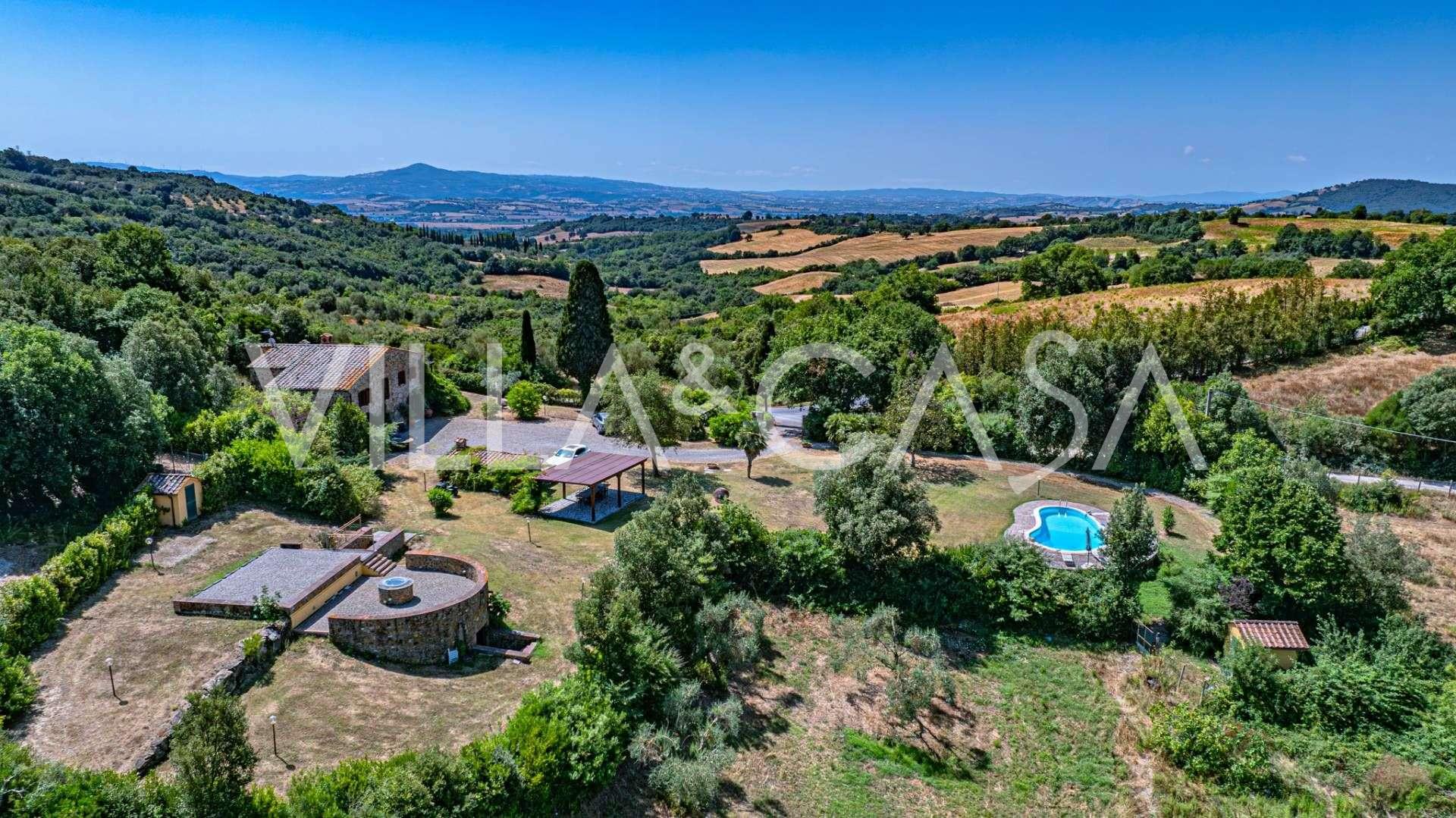 Toskana'da havuzlu ve göletli villa satılık