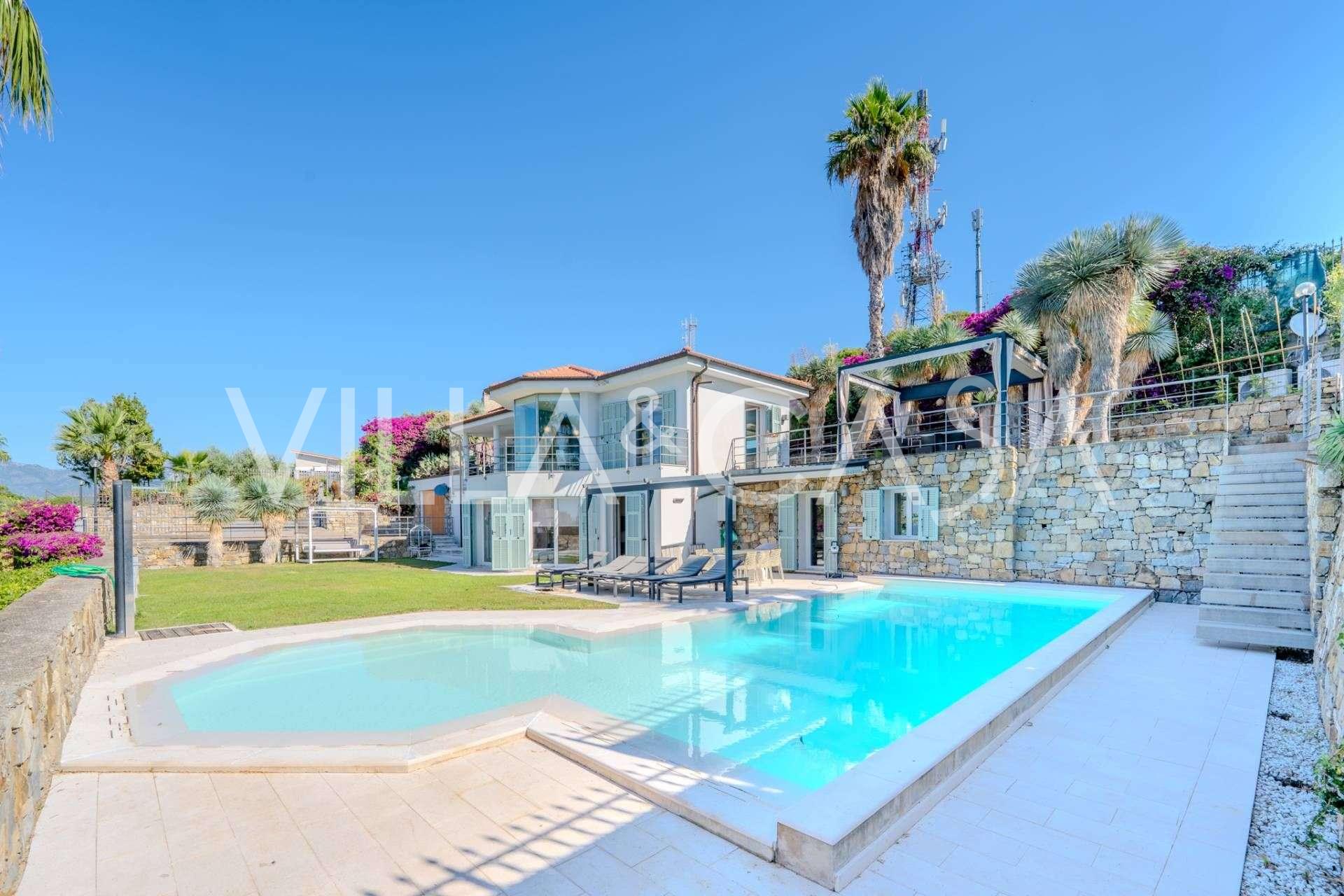 Bordighera'da muhteşem deniz manzaralı havuzlu Monet Villası