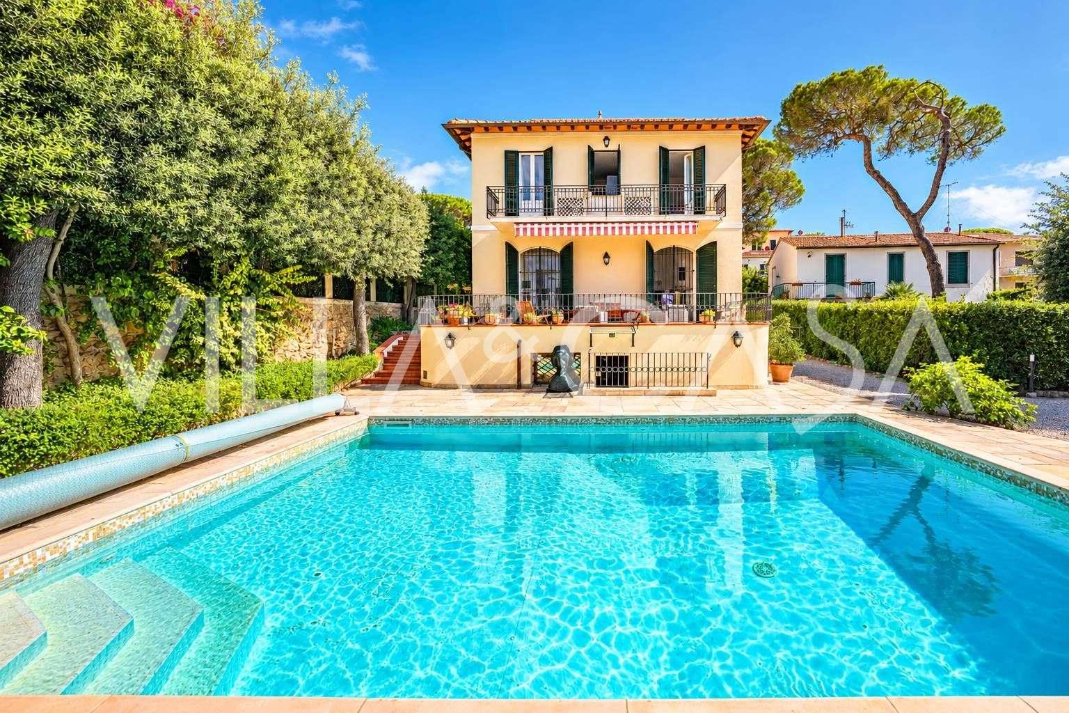 Deniz kenarında Kastilyonçello'da villa satılık