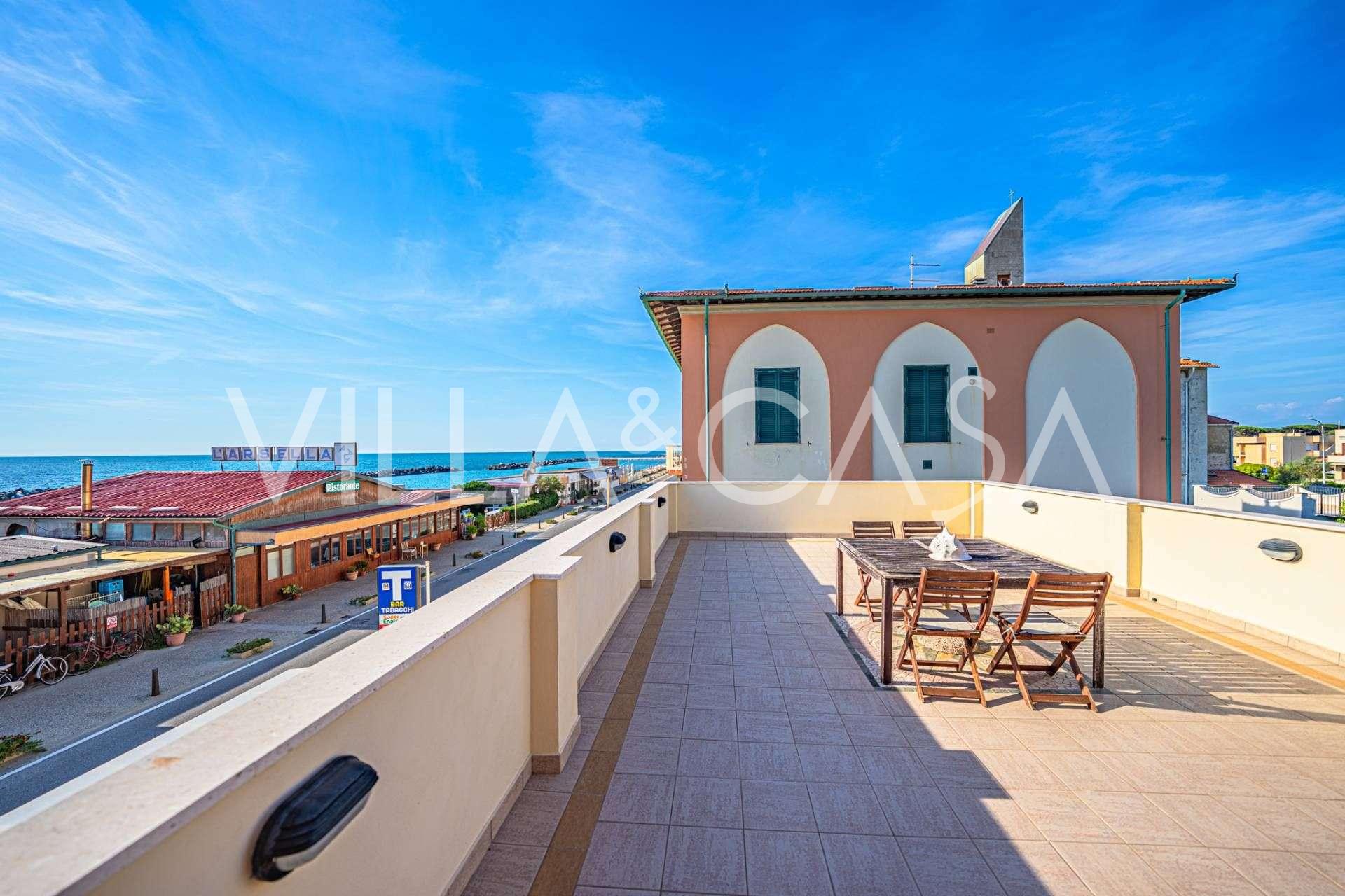 Deniz kenarında, Marina di Pisa'da tarihi villa satılık