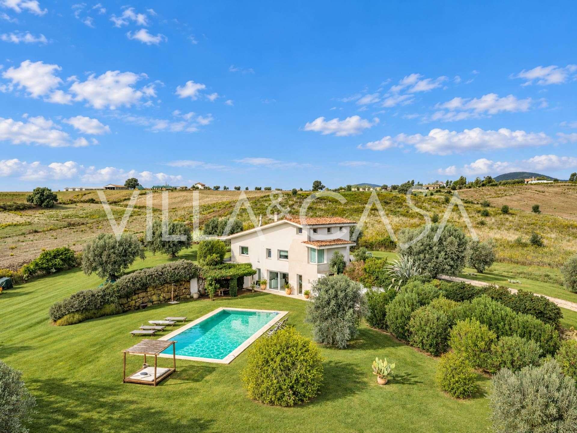 Yüzme havuzlu ve panoramik manzaralı villa satılık, Lazio ve Toskana sınırında.