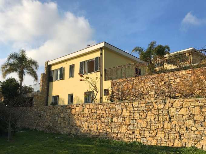 Bordighera'da deniz ve Monako manzaralı şirin bir köşede bulunan villa.