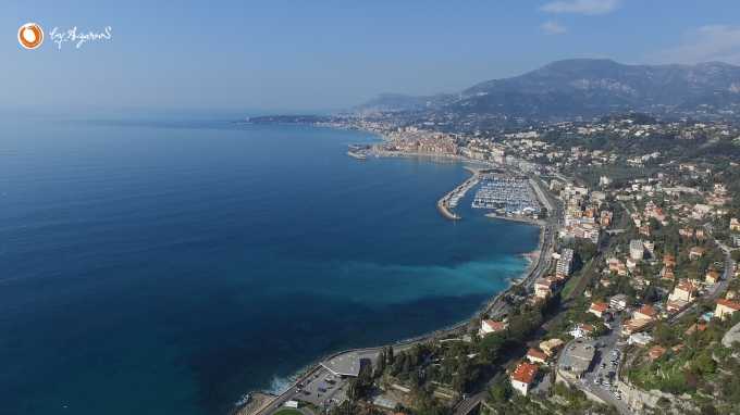 Ventimiglia'da Monaco ve Fransız Rivierası manzaralı bir villa.