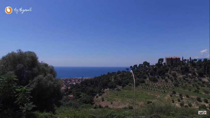 Bordighera'da deniz manzaralı villa projesi ile arsa.