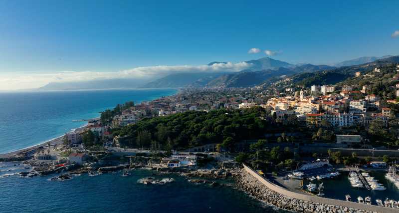 Bordighera'da bahçeli iki katlı bir ev.