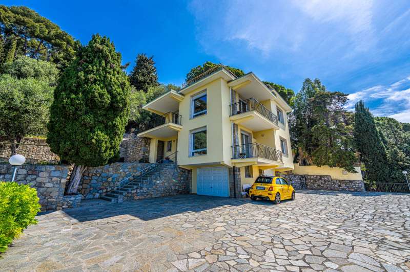 Bordighera'da deniz manzaralı villa.