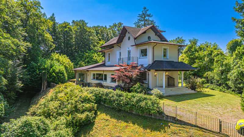 Elit bir villa, Stresa'da Maggiore Gölü yakınında satılıktır.