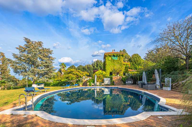 Roma yakınlarında villa satılıktır.