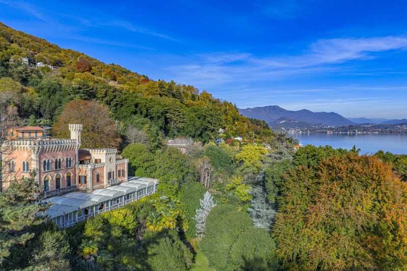Tarihi lüks villa, Maggiore Gölü kenarında.