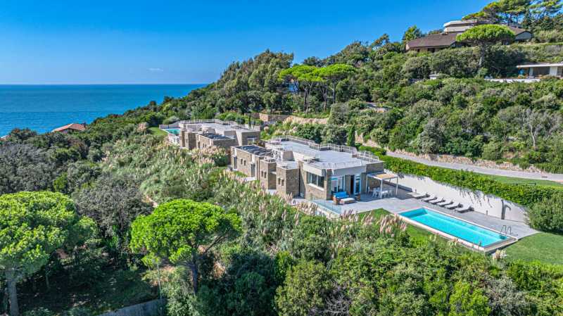 Punta Ala'da havuzlu modern villa kiralama
