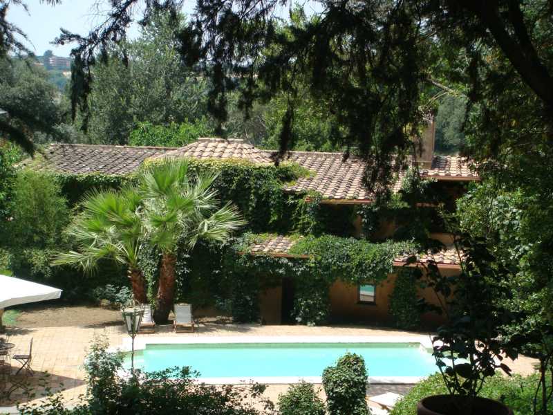 Roma'daki prestijli bir konutta kiralık tarihi villa.