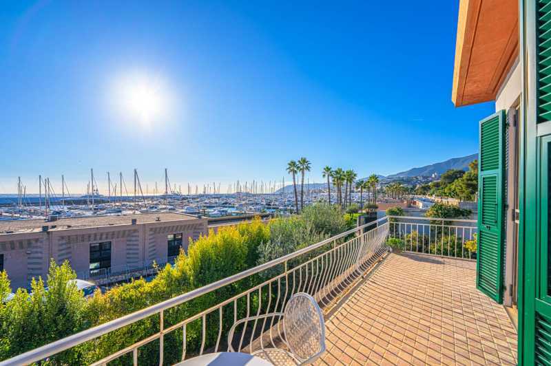 Satılık şık deniz kenarında bir villa, Sanremo'da.