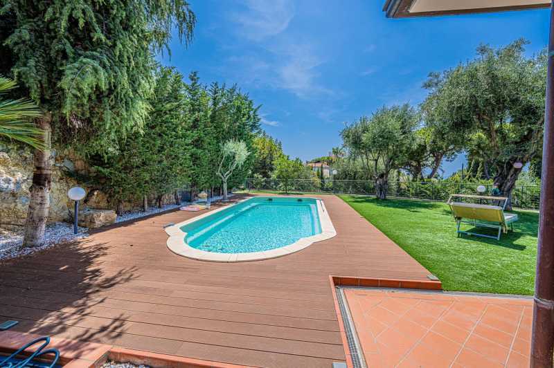 Bordighera'da deniz manzaralı bir villa kiralama