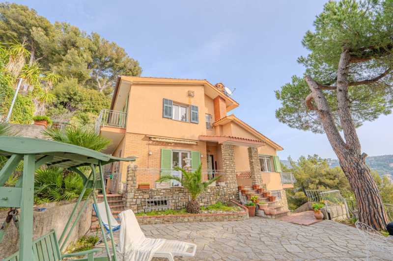 Bordighera'da deniz manzaralı villa