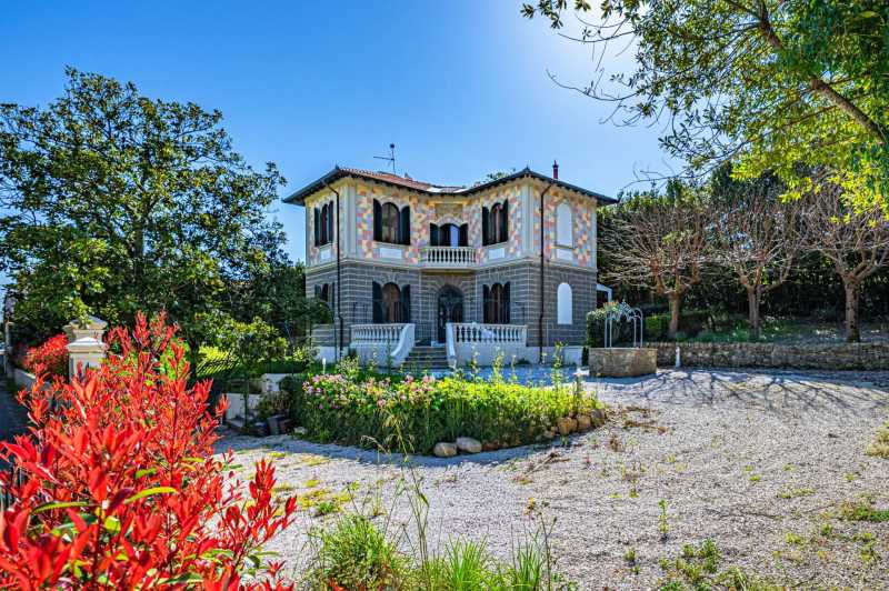 Livorno yakınında Art Nouveau tarzında havuzlu villa