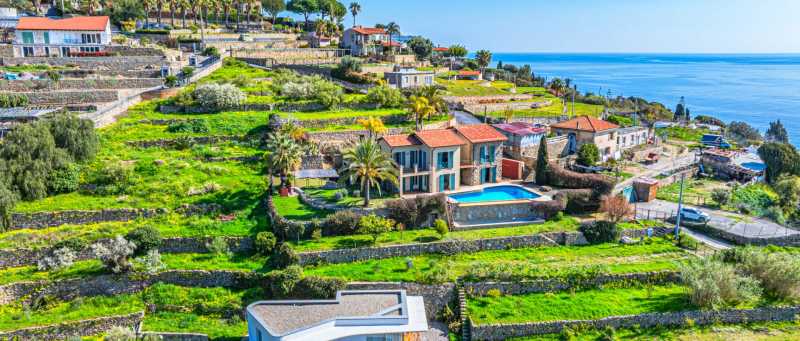 Deniz kenarında bir ev satışta Bordighera'da.