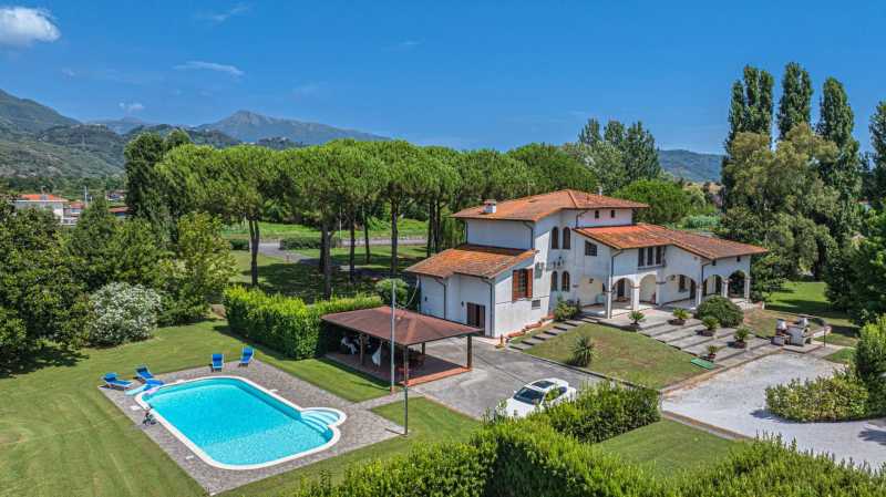 Pietrasanta'da havuzlu villa satılık
