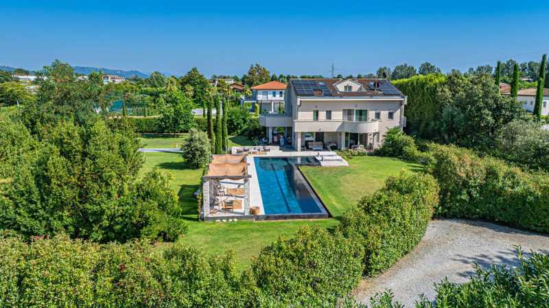 Havuzlu villa Forte dei Marmi'de satılık