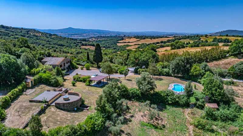 Toskana'da havuzlu ve göletli villa satılık