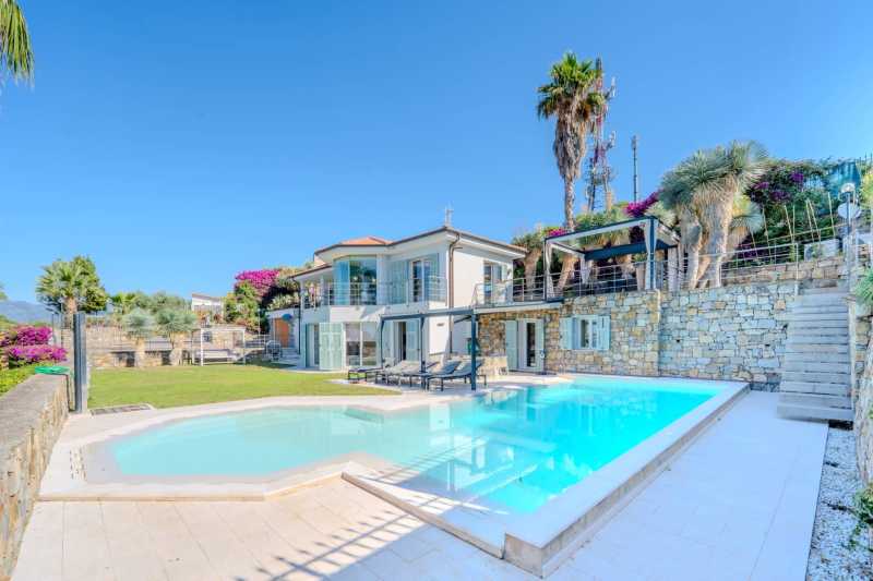 Bordighera'da muhteşem deniz manzaralı havuzlu Monet Villası