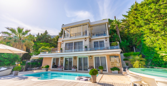 Deniz kenarında bir villa, Roquebrune-Cap-Martin'de.