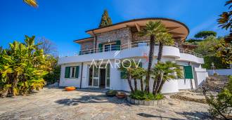 Bordighera'da deniz ve Monako manzaralı villa