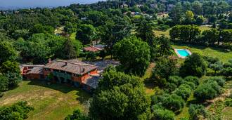 Grottaferrata'da Tarihi ve Havuzlu Villa