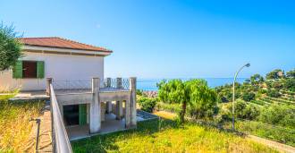 Modern bir villa Bordighera'da.