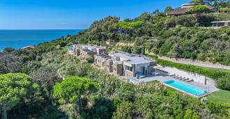 Punta Ala'da havuzlu modern villa kiralama