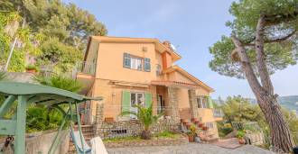 Bordighera'da deniz manzaralı villa