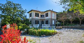 Livorno yakınında Art Nouveau tarzında havuzlu villa