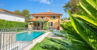 Deniz kenarında Marina di Pietrasanta'da villa kiralık