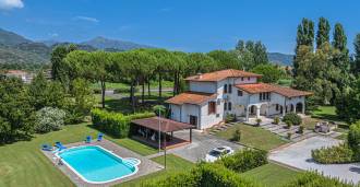 Pietrasanta'da havuzlu villa satılık