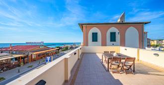 Deniz kenarında, Marina di Pisa'da tarihi villa satılık