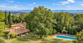 Havuzlu ve panoramik manzaralı villa satışta